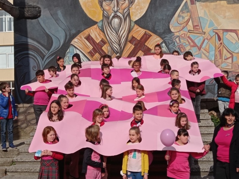 Ученици от ОУ „Климент Охридски” облякоха гигантска розова фланелка срещу насилието